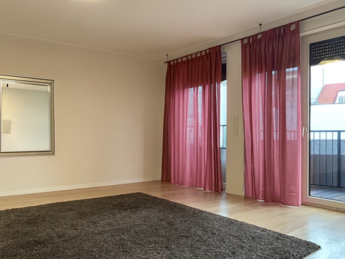 Wohnzimmer mit Balkonzugang (ohne Möbel) - 