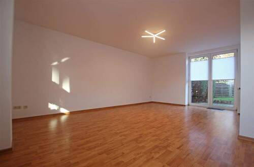 Wohnzimmer - Bild 1 - * Komfortable 2-Zimmer-Wohnung * Terrasse * Duschbad * EBK * Pkw-Stellplatz u.a.m.