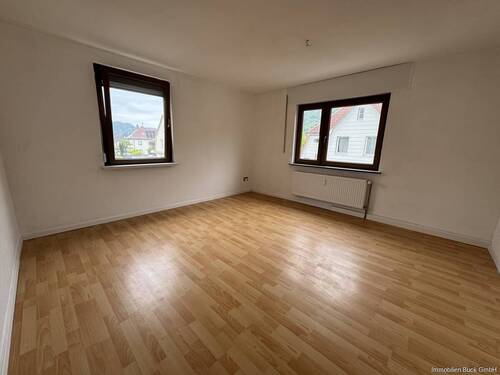 Zimmer - Viel Platz für die ganze Familie. Helle und freundliche Wohnung auf 2 Etagen mit Gartenanteil.