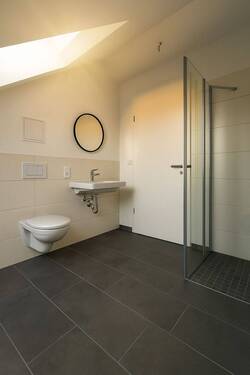 Bad mit Dusche im Obergeschoss - 