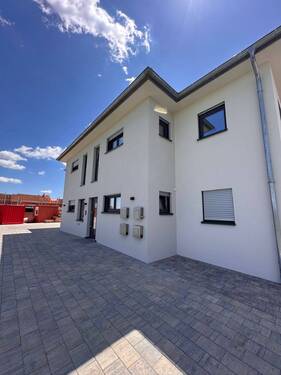 Hauseingang seitlich - 4 Zimmer Etagenwohnung zum Kaufen in Reimlingen