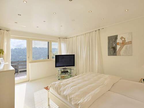 Helles, geräumiges Schlafzimmer mit großem Balkon - 