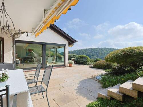 Große Sonnenterrasse mit Traumaussicht - Architektur trifft Wohnkomfort - einzigartiges Einfamilienhaus mit Sonnenterrasse und Waldpanorama