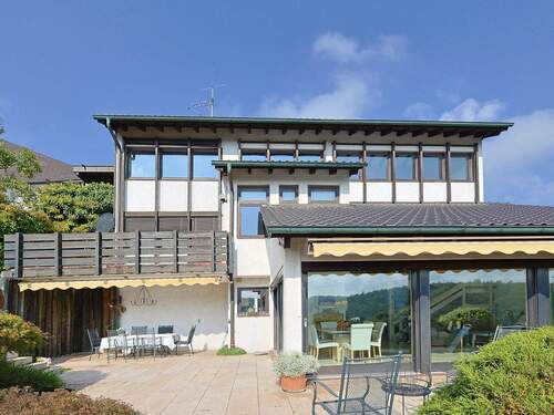 Hausansicht von der Terrasse mit großer Sonnenterrasse - 5 Zimmer Einfamilienhaus in Aichtal