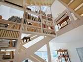 Offener Treppenaufgang mit integriertem Bücherregal - 