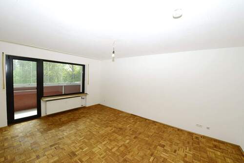 Wohnzimmer mit Durchgang zum Balkon - 2 Zimmer Etagenwohnung zum Kaufen in Würzburg