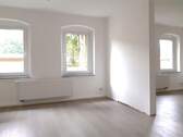 Wohnzimmer - NEU SANIERT! 3R-Wohnung mit Stellplatz 80 m² (EBK) ***Vermieter-Bonus 2 Kaltmieten geschenkt***