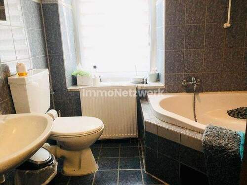 kleine Wohnung EG rechts Bad - 