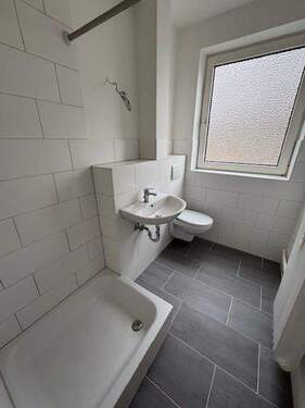 neues, modernes Duschbad - 3 Zimmer Etagenwohnung zur Miete in Rendsburg