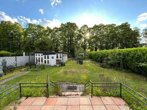 Blick von Terrasse in Garten - Realisieren Sie Ihren Traum mit einem Neubauprojekt oder einer hochwertigen Modernisierung des EFH-Gebäudebestandes in bevorzugter Wohnlage südlich de