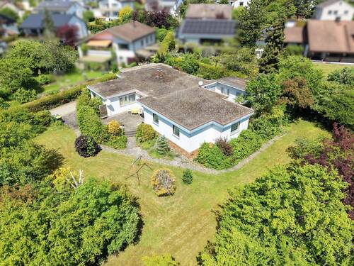 Luftbild Südwestansicht - Großzügiger Winkelbungalow auf traumhaft eingewachsenem 1.626 m² großem Grundstück in begehrter Lage