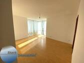Wohnzimmer - STARK! Schöne helle 2 Raum Wohnung mit EBK und Duplex-Parkplatz!