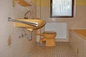 Bad mit Waschbecken und WC - 