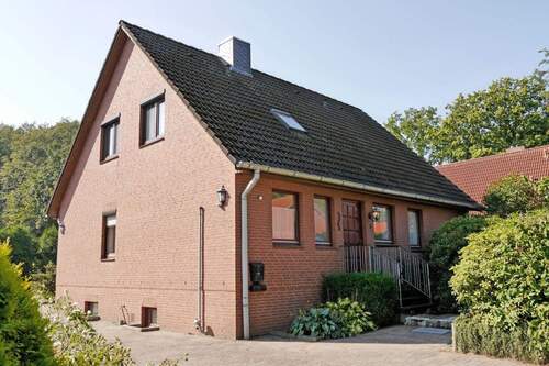 Vorderseite mit Hauseingang - 5 Zimmer Mehrfamilienhaus, Wohnhaus zum Kaufen in Agathenburg