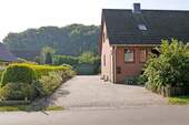 Hauszufahrt mit Stellplätzen - 5 Zimmer Mehrfamilienhaus, Wohnhaus in Agathenburg