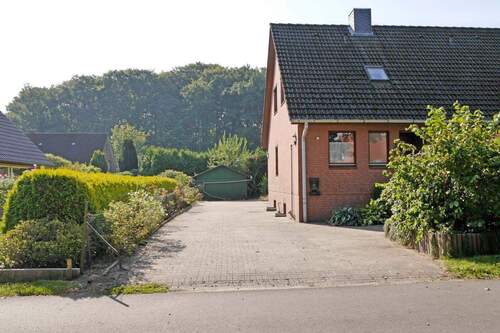 Hauszufahrt mit Stellplätzen - 5 Zimmer Mehrfamilienhaus, Wohnhaus in Agathenburg