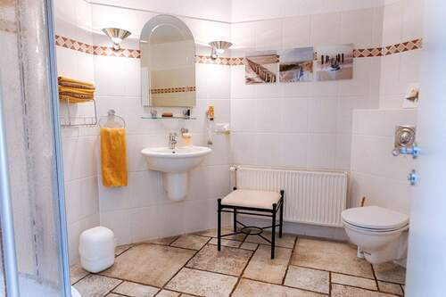 Badezimmer im EG mit ... - 