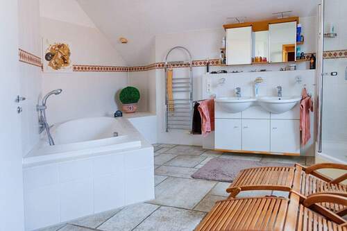 Badezimmer im OG mit Wanne, ... - 