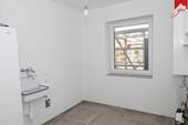 Hauswirtschaftraum mit Waschmaschinenanschluss - 