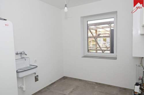 Hauswirtschaftraum mit Waschmaschinenanschluss - 