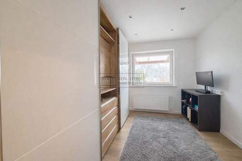 großzügiges Ankleidezimmer - 