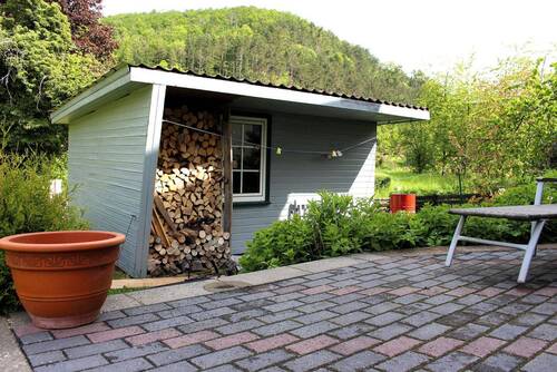 Gartenansicht mit Gartenhaus - 