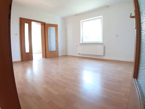 20220810_154147.jpg - Tolle renovierte 100m² 5 Zimmer Wohnung im 1.OG in Zierenberg! Super Mietpreis! Ab 01.11.2025