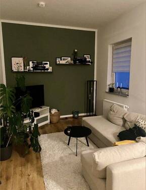 Wohnzimmer - 2-Zimmer Erdgeschoss-Wohnung mit Einbauküche in Nürnberg-Rennweg