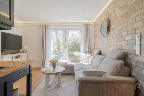 Wohnbereich mit Natursteinwand - 