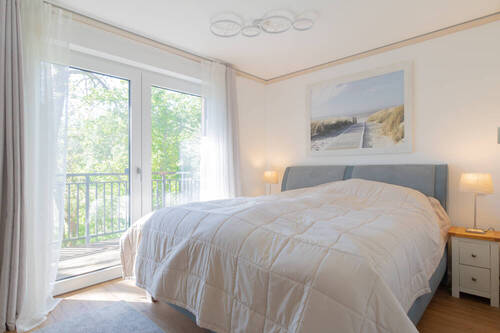 Schlafzimmer mit Zugang zum Balkon - 