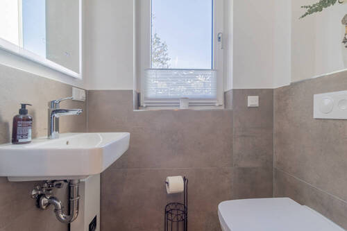 Modernes Gäste-WC mit Fenster - 