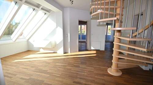 Foyer im Obergeschoss mit Wendeltreppe ins Studio - 