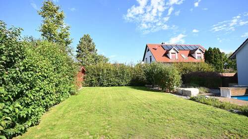 und Spielwiese für die Kinder - hinter dem Haus - 