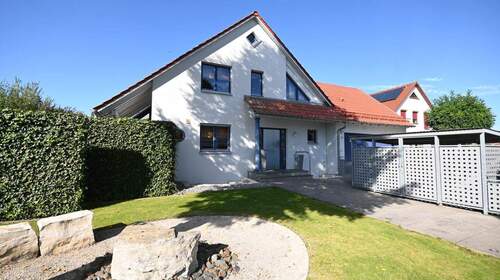 Gepflegter Eingangsbereich - 6 Zimmer Einfamilienhaus in Neumarkt in der Oberpfalz / Rittershof