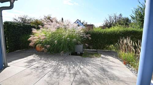 vom Esszimmer direkt auf die sonnige Frühstücksterrasse - 