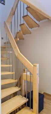 Treppe nach oben und unten - 5 Zimmer Doppelhaushälfte zum Kaufen in Markt Schwaben