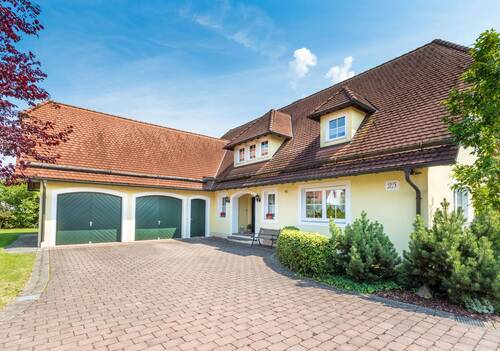 Hauptgebäude mit Garagen - 8 Zimmer Einfamilienhaus in Windelsbach