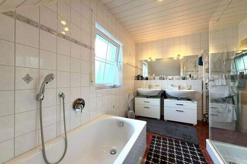 1.OG Bad mit Dusche und Wanne - 