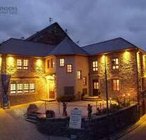 Exklusiver Mietshauskomplex auf historischem Burggelände mit 4 möblierten Wohnungen und Garten - Longuich