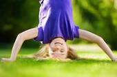 Kind Kopfstand auf Wiese im Garten_shutterstock_70 - 