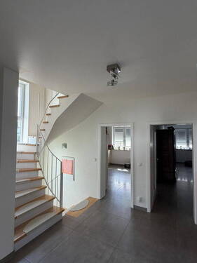 Flur mit Treppenhaus - 