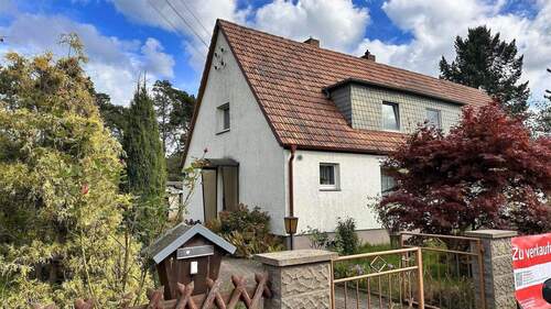 Straßenansicht - Sanierungsobjekt mit Traumgrundstück