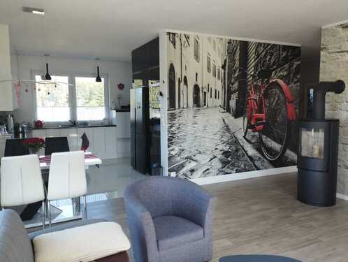 Offener Wohnraum mit Kamin - 