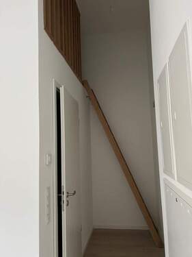 Flur mit Leiter nach oben - 