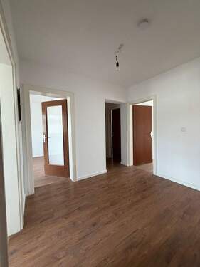 Flur - Etagenwohnung mit 84,70 m&sup2; in Kirchseeon zur Miete