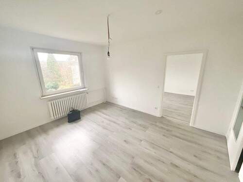 Wohnzimmer - 2 Zimmer Etagenwohnung in Duisburg