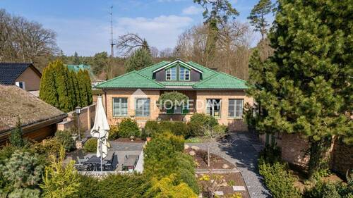 Außenansicht Drohne 8 - Exklusives Anwesen im Grünen: Modernes Effizienzhaus mit weitläufigem Gartenrefugium am Glammsee