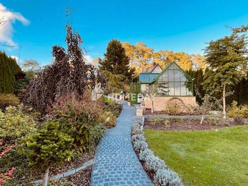 Garten mit Gewächshaus - 