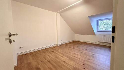 Wohnküche - Helle 2-Zimmer-Dachgeschosswohnung mit Einbauküche - frisch renoviert