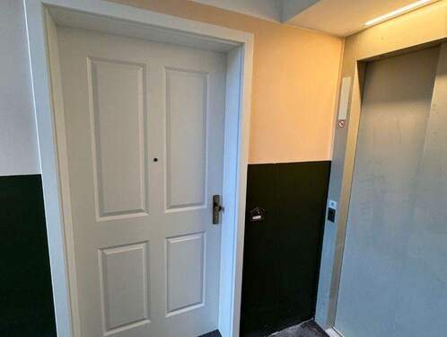 Wohnungseingang + Fahrstuhl - 4 Zimmer Etagenwohnung zum Kaufen in Jena
